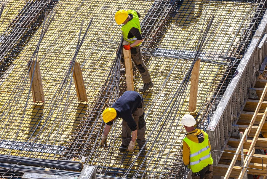 Bayraklı İnşaat Kalıpçısı